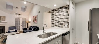 2-bedroom condo in charming Dallas with WiFi, AC