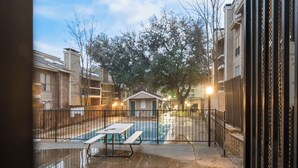 Outdoor dining - 2-bedroom condo in charming Dallas with WiFi, AC (Dallas)