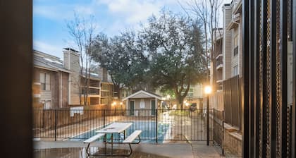 2-bedroom condo in charming Dallas with WiFi, AC