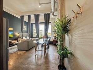 Una televisión, una oficina