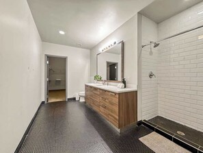 Douche, séchoir à cheveux, shampooing