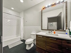 Douche, sèche-cheveux, shampoing