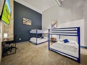 3 bedrooms, iron/ironing board, WiFi, bed sheets