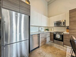 Frigorífico, microondas, horno y placa de cocina