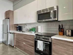 Frigorífico, microondas, horno y placa de cocina