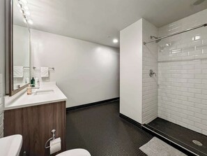 Dusche, Haartrockner, Shampoo