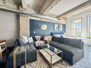 Una televisión, una oficina