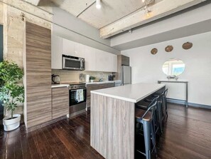 Frigorífico, microondas, horno y placa de cocina