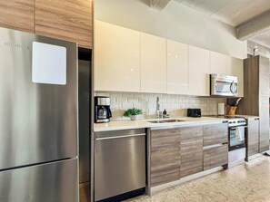 Een koelkast, een microgolfoven, een oven, een kookplaat