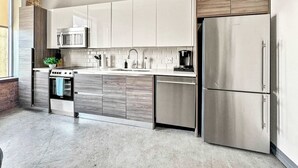 Private kitchen - Posh 2BR Suite | Texas Core | Fits 6 | Vallet Park (Dallas)