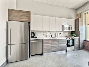 Een koelkast, een microgolfoven, een oven, een kookplaat