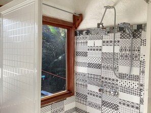 Ducha, bidé, toallas y jabón
