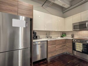 Een koelkast, een microgolfoven, een oven, een kookplaat