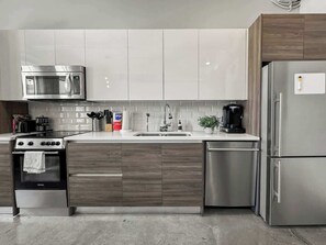 Réfrigérateur, micro-ondes, four, plaque de cuisson