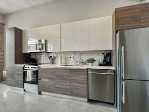 Kühlschrank, Mikrowelle, Ofen, Herdplatte