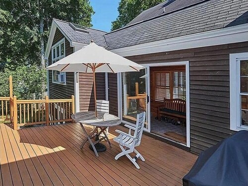 Spacious 5-bedrooms on dead end street. WIFI. Walk to charming Damariscotta.