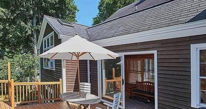 Spacious 5-bedrooms on dead end street. WIFI. Walk to charming Damariscotta.