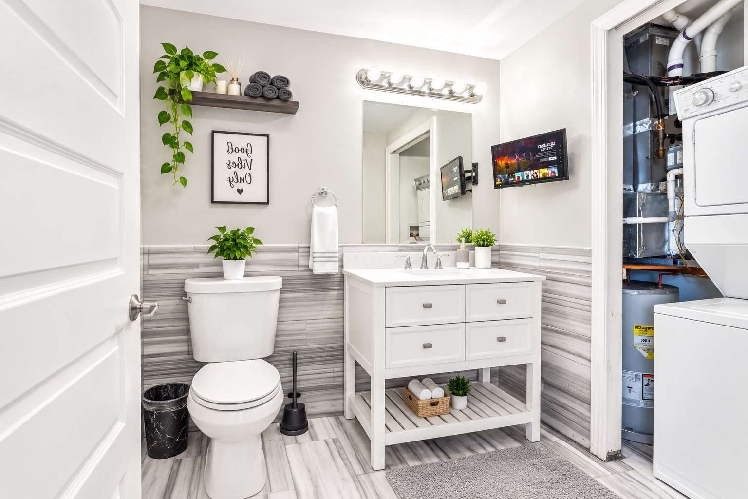 Ein modernes Badezimmer mit Toilette, Waschbecken, Waschtisch und Spiegel.