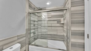 Dusche, Haartrockner, Shampoo