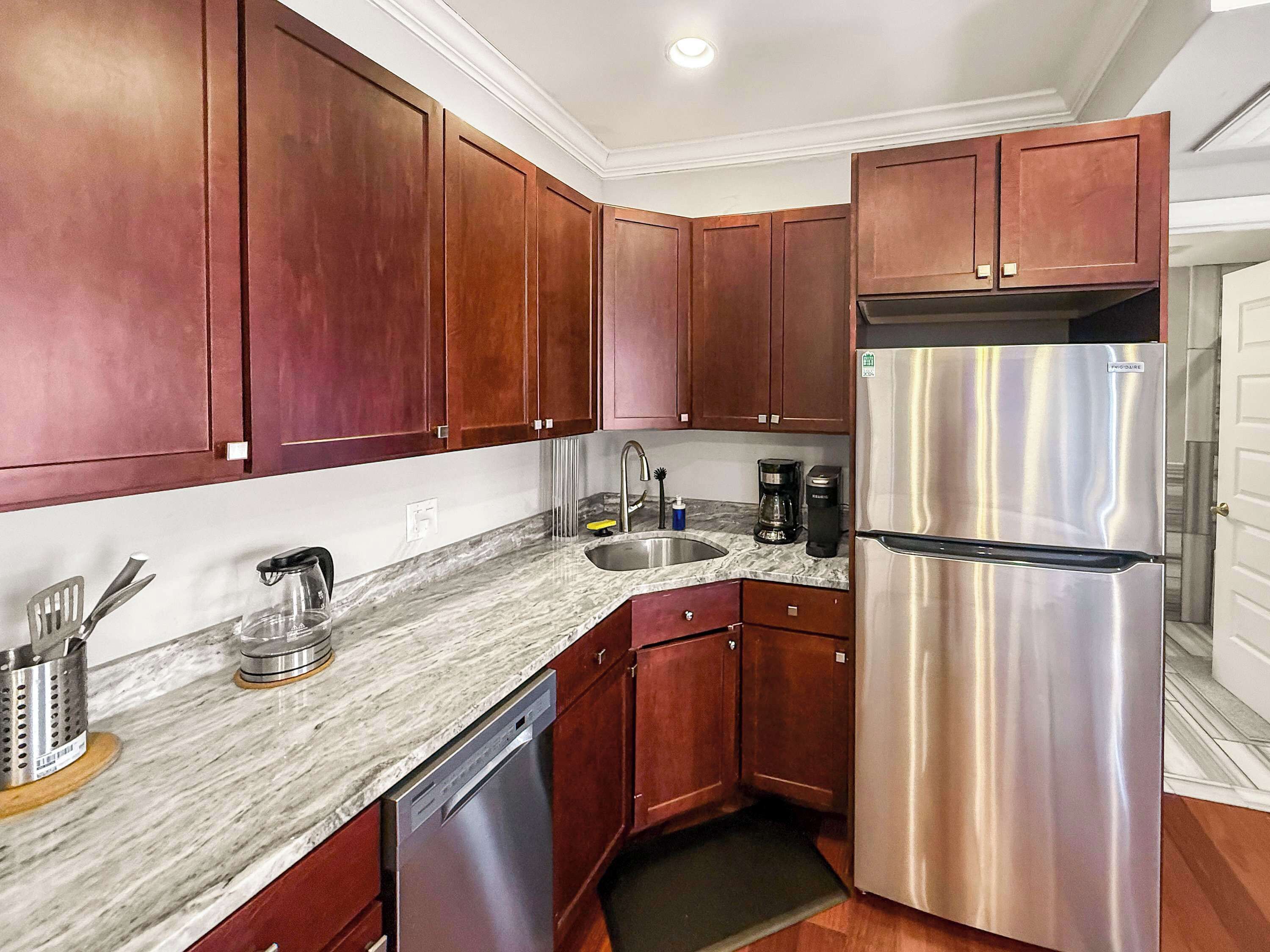 Kjøleskap, mikrobølgeovn, ovn og kokeplater