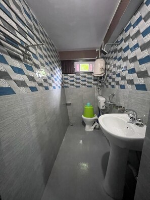 Kamar Double Standar | Kamar mandi | Shower, handuk, sabun, dan tisu toilet