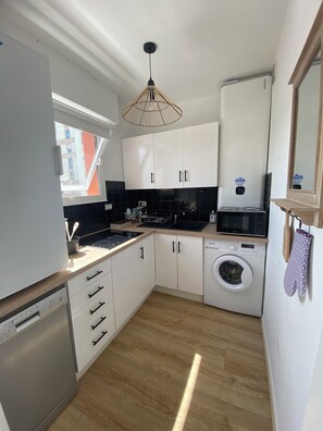 Wasserkocher mit Kaffee-/Teezubehör, Kühlschrank, Mikrowelle, Herdplatte