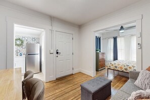 1 habitación, tabla de planchar con plancha, wifi gratis y ropa de cama 