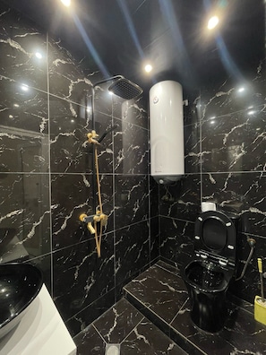 Dusche, Haartrockner, Handtücher, Toilettenpapier