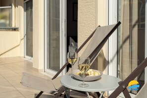 Terrace/patio - 2BD Modern Home Steps from Pasalimani (Pireas)