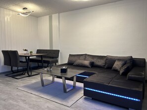 Smart-TV, Tischtennisplatte, Bücher, Musikbibliothek