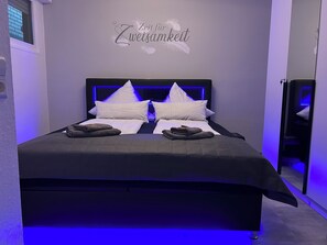 1 Schlafzimmer, Schreibtisch, Bügeleisen/Bügelbrett, Reisekinderbett
