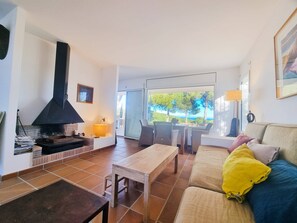 Villa | Living room - Stylish and Tranquil Villa for 8 People (L'Escala)