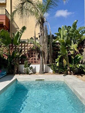 Villa | Zwembad | Een binnenzwembad en een buitenzwembad