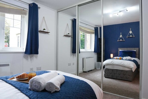2 habitaciones, escritorio, tabla de planchar con plancha y wifi gratis