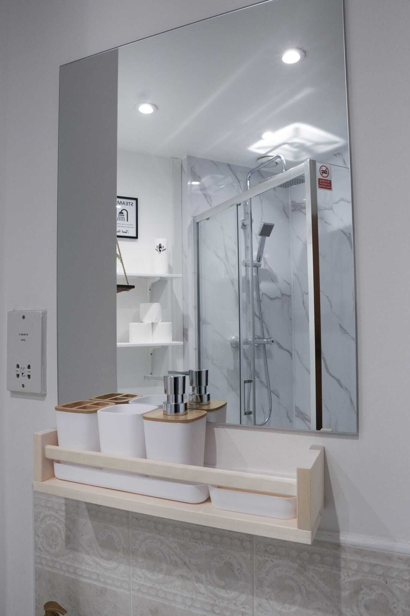 Shower, hair dryer, bidet, towels