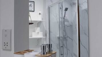 Shower, hair dryer, bidet, towels