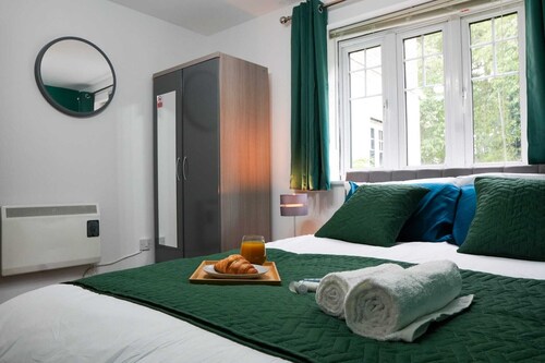 Whole Apartment | 2Bed | 2Bath | Professionals|Contractors|Parking|B'ham 10mins