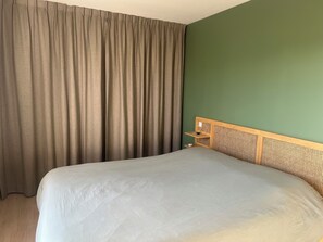 3 makuuhuonetta, työpöytä, silitysrauta/-lauta, vauvan matkasänky