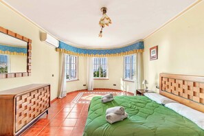 7 bedrooms, WiFi, bed sheets