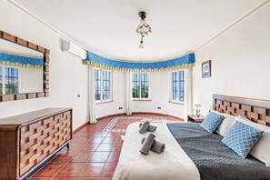 8 bedrooms, WiFi, bed sheets