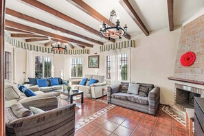 TV, mesa de pingue-pongue