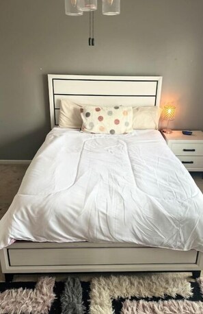 4 bedrooms, iron/ironing board, WiFi, bed sheets
