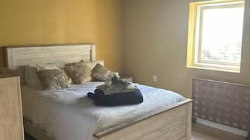 4 bedrooms, iron/ironing board, WiFi, bed sheets