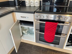 Kylskåp, mikrovågsugn, ugn och spishäll