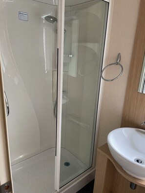 Dusche, Haartrockner, Seife, Toilettenpapier