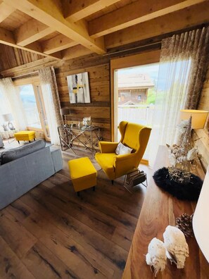 Una televisión, una chimenea