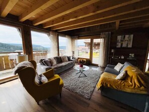 Una televisión, una chimenea