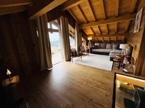 Una televisión, una chimenea