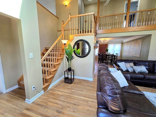 Spacious, Updated, 5BR 3BA, Game room,
First Floor 3BR 2BA