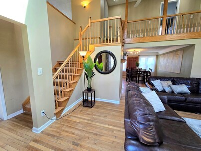 Spacious, Updated, 5BR 3BA, Game room,
First Floor 3BR 2BA